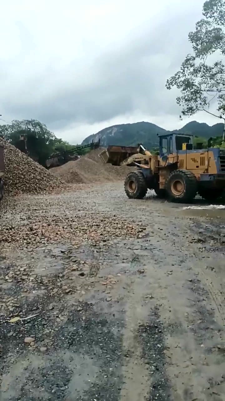 铲车给货车装鹅卵石