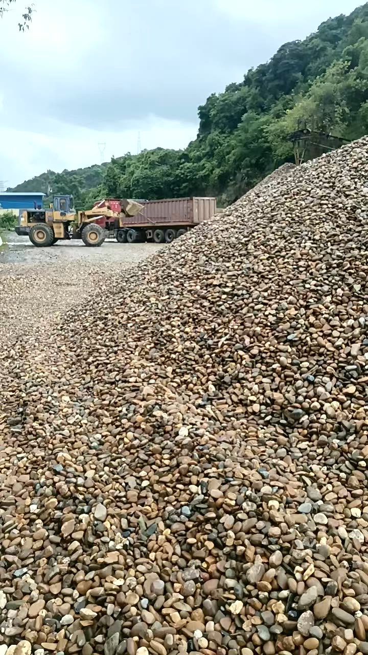 英德鹅卵石堆场大库存和铲车
